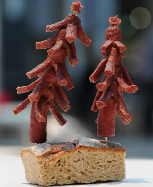 arbre de noël avec des saucisses de Francfort